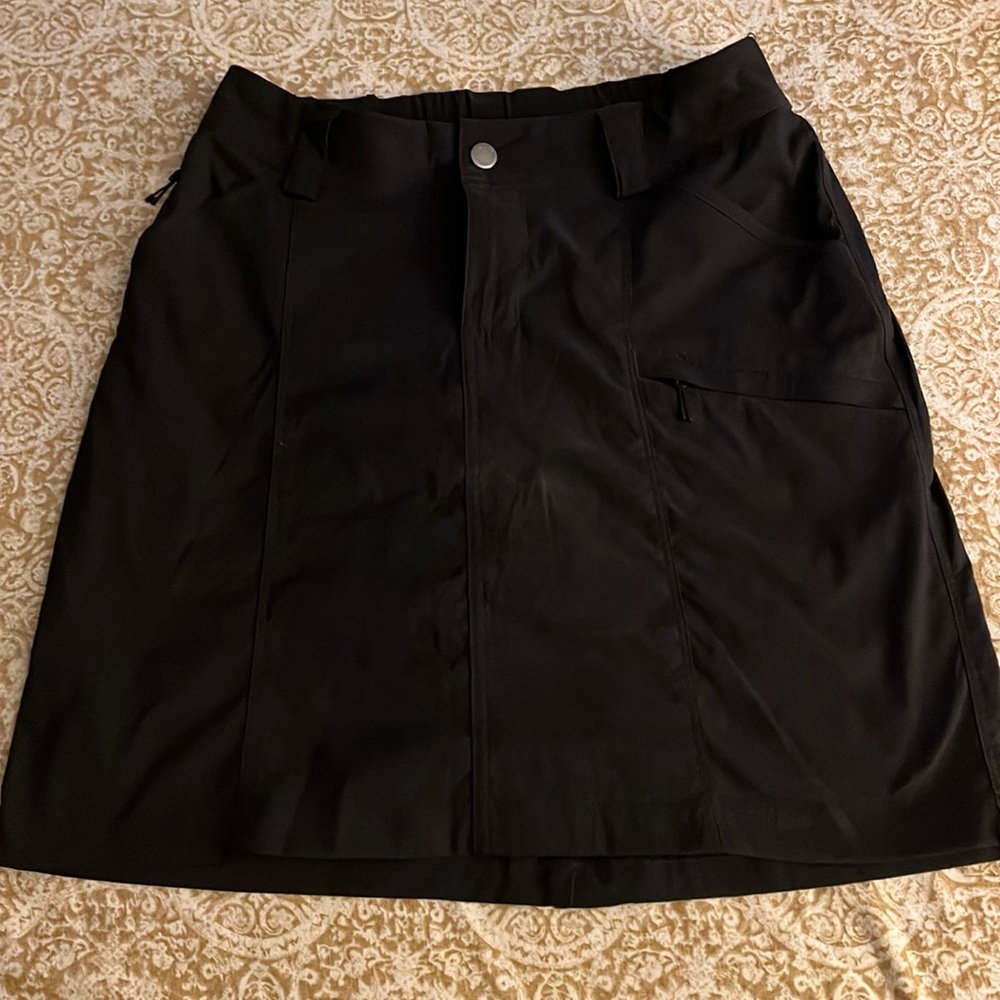 Duluth Trading Dry on the Fly Skort, black, excellent condition, size 4